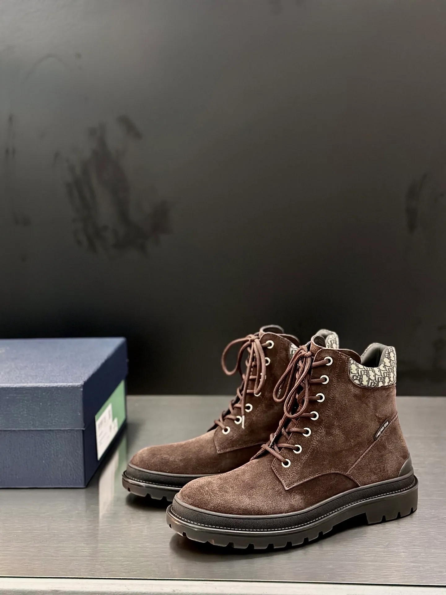 Men's shoes 💰960 Dior Dior high-top sneakers, top-quality goods produced in Dongguan, show version, leading counter trial style, Nappa cowhide material, light and breathable, soft and comfortable, easier to put on and take off, calfskin leather edging, distinctive sports style, genuine leather tongue Dior letter badge, showing the brand style, lightweight embossed pattern rubber sole, light and genuine leather feet, with original packaging Size: 39-40-41-42-43-44 (45, 46 customized) leather shoe size